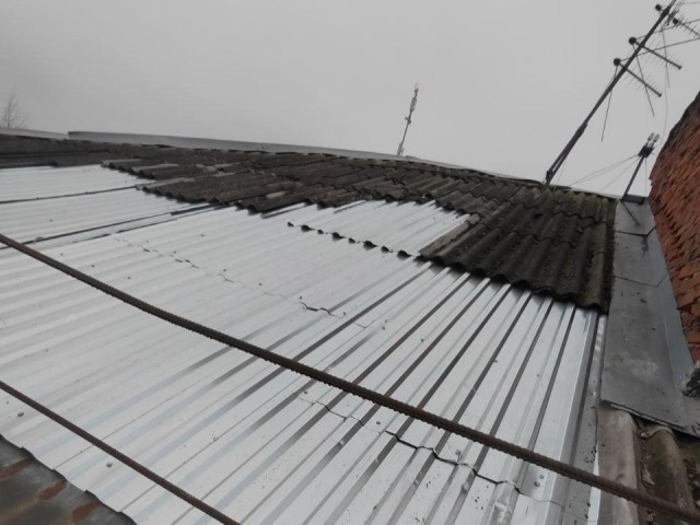 Крыша больше не течет: какие преимущества даст жителям дома на Парковой замена старого шифера на профлисты