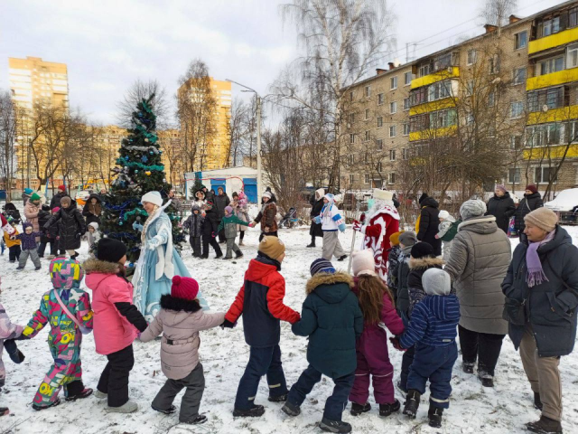 Дед Мороз и Снегурочка начали поздравлять жителей округа во дворах