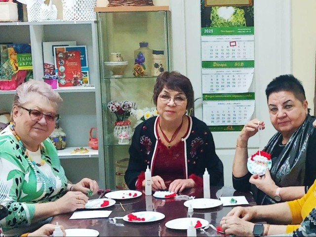 Мастерская радости: как в Люберцах учат превращать материалы в новогодние сокровища