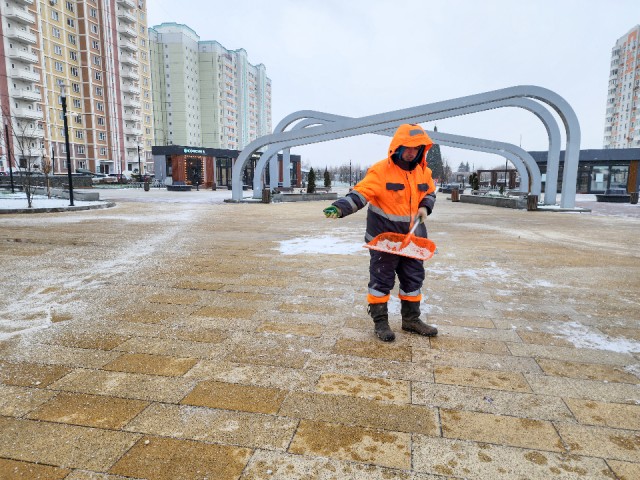 Первые заморозки: общественные территории в Подольске обработали против гололеда