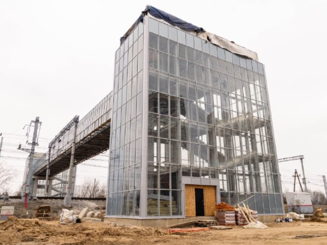 На новом пешеходном переходе осталось смонтировать перила и положить плитку