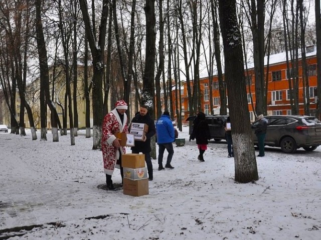 Теплые вещи и сладости: какие подарки отправили воскресенские Деды Морозы для участников СВО