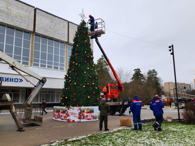 В Протвине у спорткомплекса «Старт» зажглась главная новогодняя ель