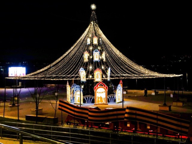 Главное украшение Нового года: 12-метровая ель засияла на площади Победы в Раменском