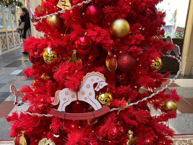 Когда наряжать елку в декабре 2025: идеальные даты по лунному календарю