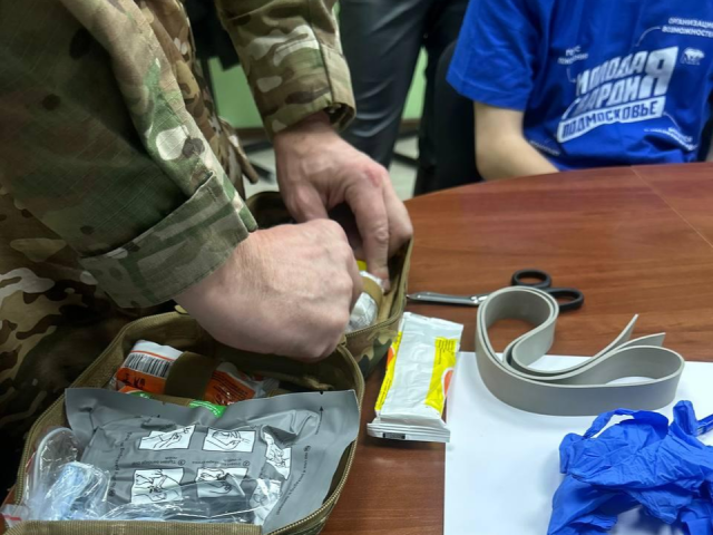 Навыками, которые спасают жизнь, делится ветеран СВО с молодежью в Котельниках