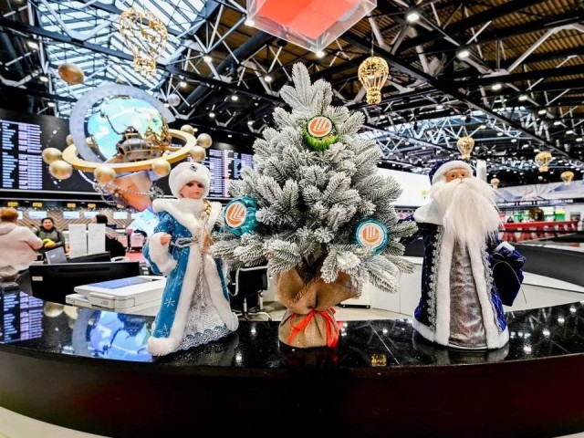 Новогоднее настроение с первых шагов: как украсили аэропорт Шереметьево