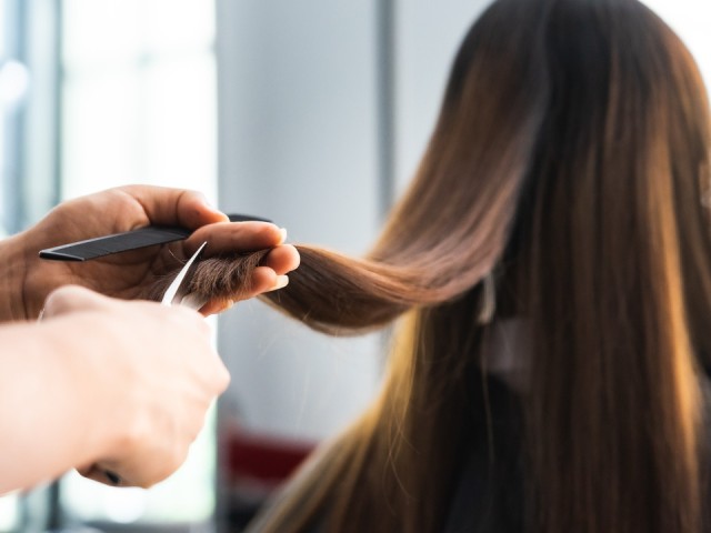 Лунный календарь стрижек с 10 по 17 декабря 2025 года: когда можно и нельзя