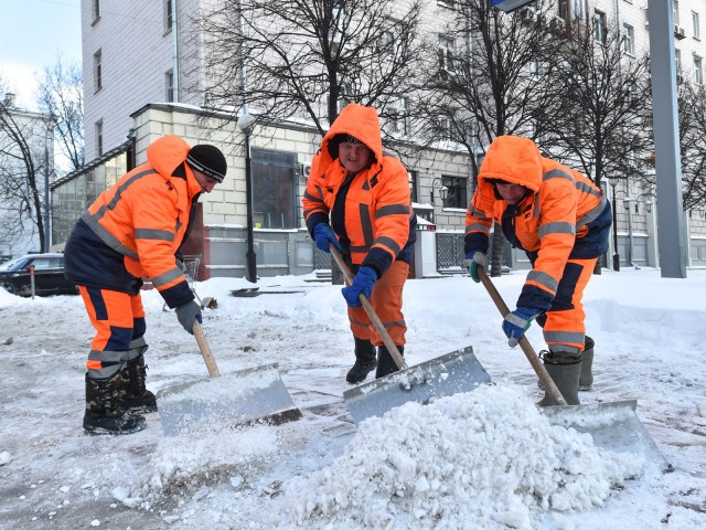 Битва за чистые тротуары: в Ступине тракторы и дворники работают в две смены