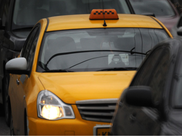 Таксист в Красногорске отказался везти маму с младенцем и автолюлькой в мороз