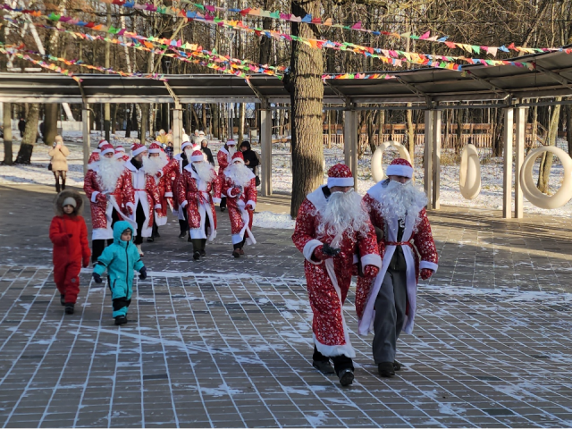 Одиннадцать Дедов Морозов поздравили жителей округа с наступающим Новым годом