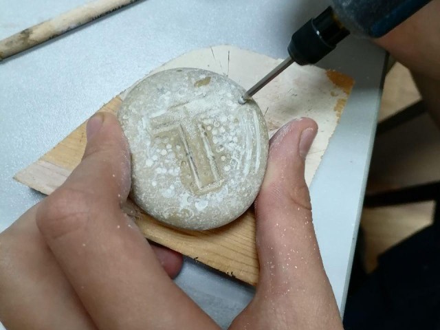 Камни вместо холста: в Мытищах дети осваивают гравировку на творческих занятиях