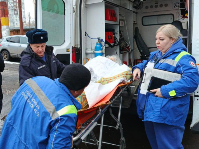 Быстро и безопасно: спасатели помогли 90-летней женщине попасть в машину скорой