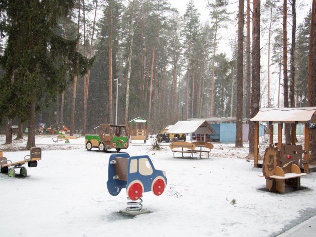 Новые машины, домики и пружинные качели установили в детском саду «Ласточка»