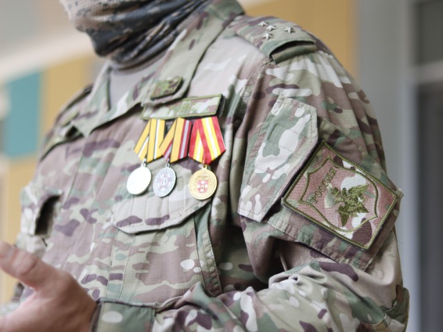 Героические поступки солдат и биография военачальников: о чем еще рассказали ветераны СВО на уроке мужества для школьников Коломны