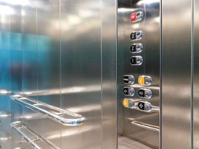 Необычный визит: Дед Мороз поменял транспорт и протестировал инновационный лифт в Серпухове