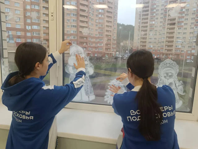 В атмосфере праздника: как волонтеры из Котельников превращают школы в новогодние открытки