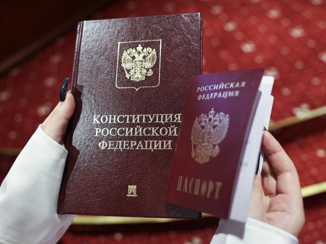 «Хочу стать генетиком»: губернатор вручил первый паспорт отличнице из Рузы