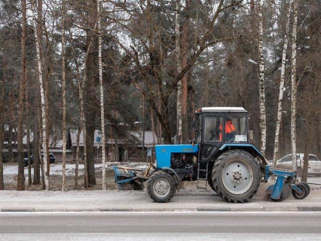 «Желтый» уровень опасности: в Дубне усилили обработку дорог из-за ледяного дождя