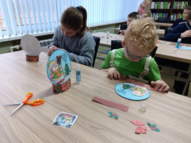 Снежные шары для новогоднего домашнего декора сделали ребята в Судникове