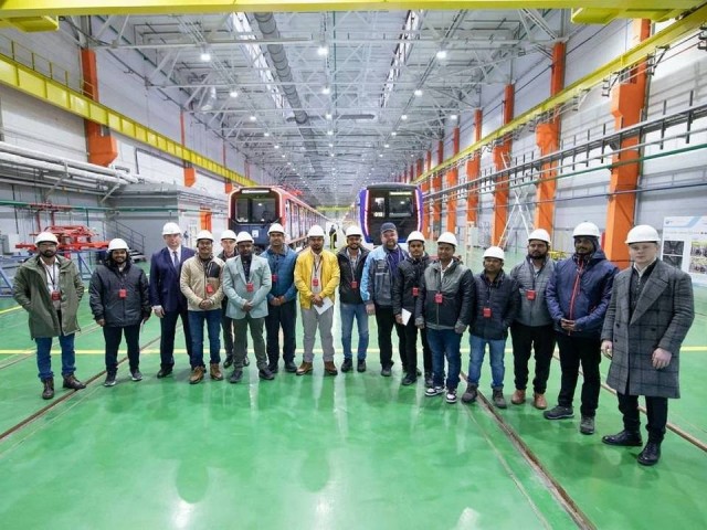 Инженеры из Индии на заводе в Мытищах учатся создавать поезда