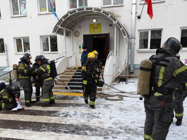 Пожарные против условного огня: как спасатели оттачивали мастерство в Новопетровской школе‑интернате