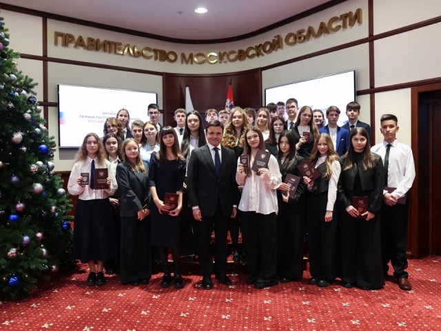 По стопам отца-героя: школьница из Сергиева Посада рассказала Воробьеву о мечте стать медиком