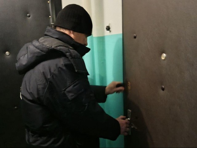 Спасение от выкипевшего чайника: как в Пересвете вскрывали квартиру из-за поломанного замка