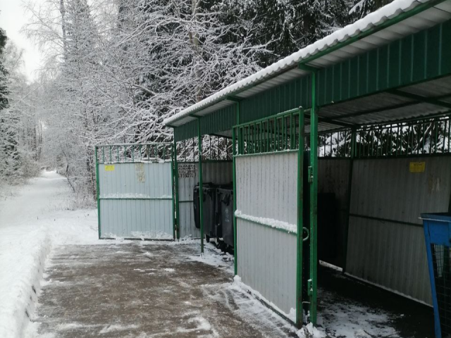 Работники службы благоустройства привели в порядок контейнерные площадки