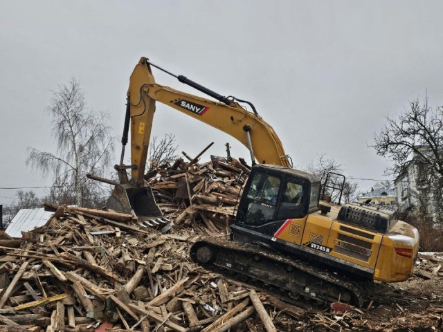 Масштабная работа: на улице Октябрьской Революции в Рошале снесли ветхий деревянный дом