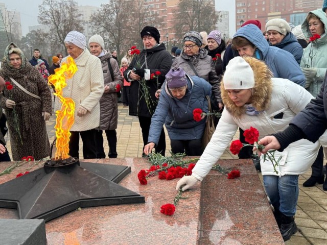 Дань уважения: в Никольском сквере возложили цветы к Вечному огню