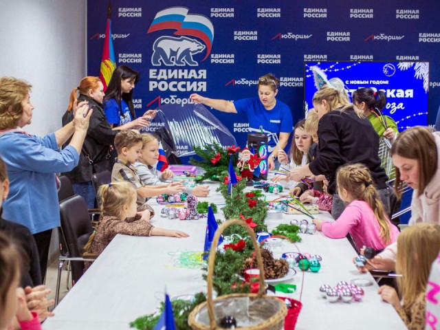 Помочь Деду Морозу и решить проблему: в Люберцах прошло творческое мероприятие для семей бойцов СВО