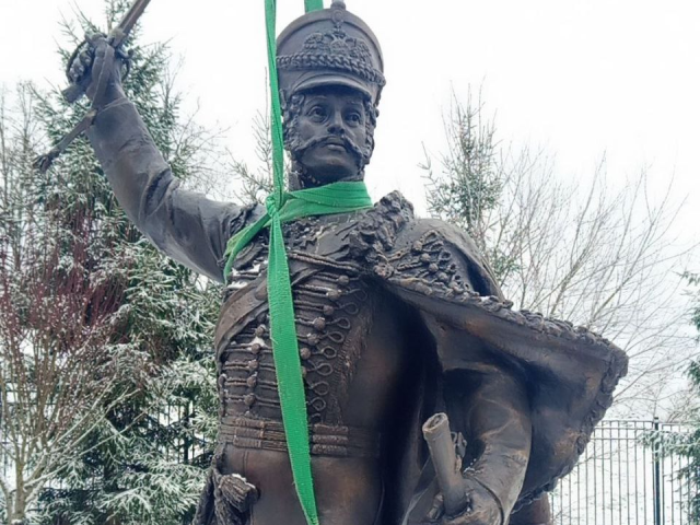 Памятник Герою войны 1812 года генералу Дорохову вернулся на постамент в Верее