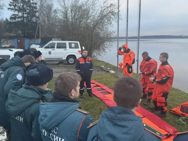 Полынья без льда: неожиданные испытания для будущих спасателей прошли на озере Сенеж