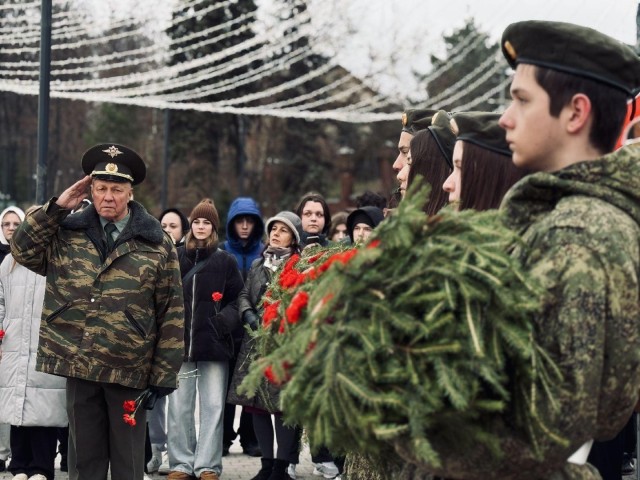 Воспитанники клуба «Олимп» возложили гирлянду на митинге ко Дню Героев