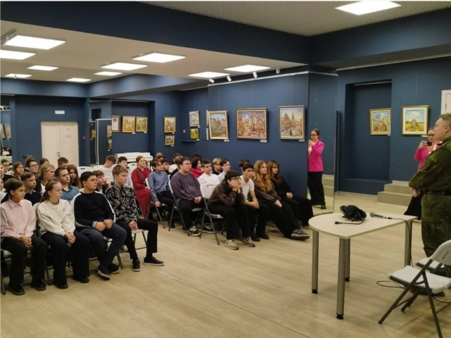 Диалог поколений: боец СВО обсудил с учениками Ивантеевки жизнь на передовой