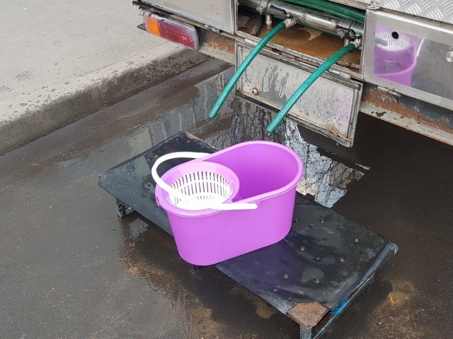 Идет ремонт на сети: жители семи домов в Лобне могут набрать воды в цистерне