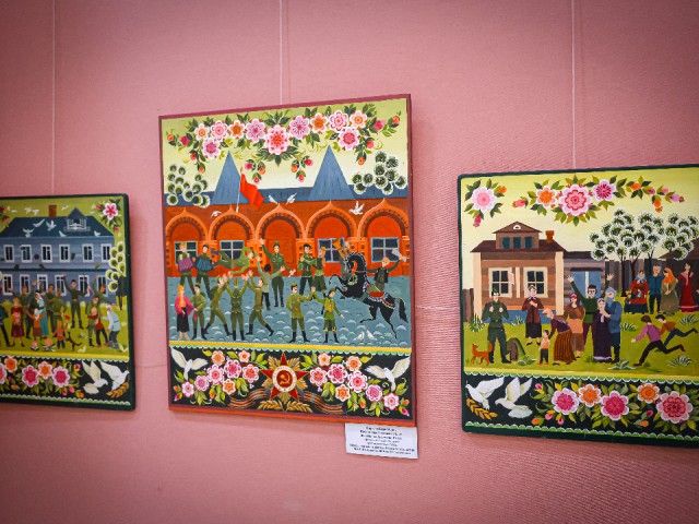 Полгода на одну картину: художники изобразили Клин в уникальной технике городецкой росписи