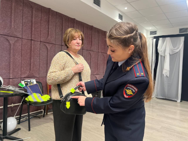 Пожилым пешеходам напомнили правила безопасности зимой