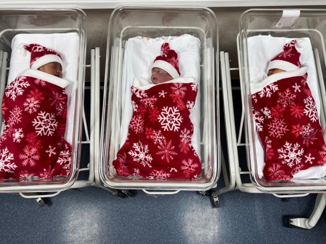 Первых «декабрят» запеленали в костюмы Деда Мороза в перинатальном центре в Балашихе