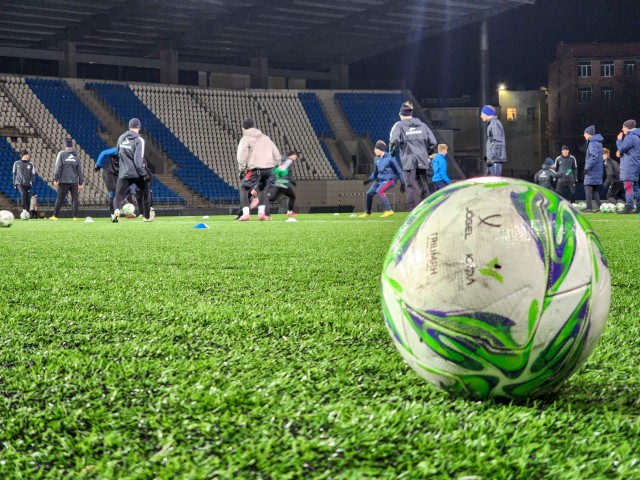 Погода тренировкам не помеха: на стадионе «Труд» в Подольске включили подогрев поля