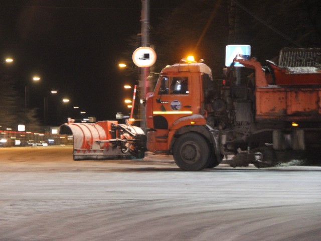 Рузские коммунальные службы обрабатывают дороги песко-соляной смесью
