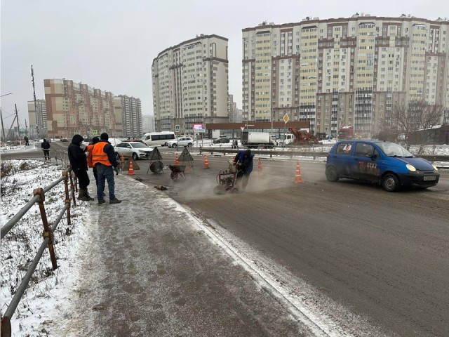 Дорожники проводят ямочный ремонт у моста в микрорайоне Южный: движение ограничено