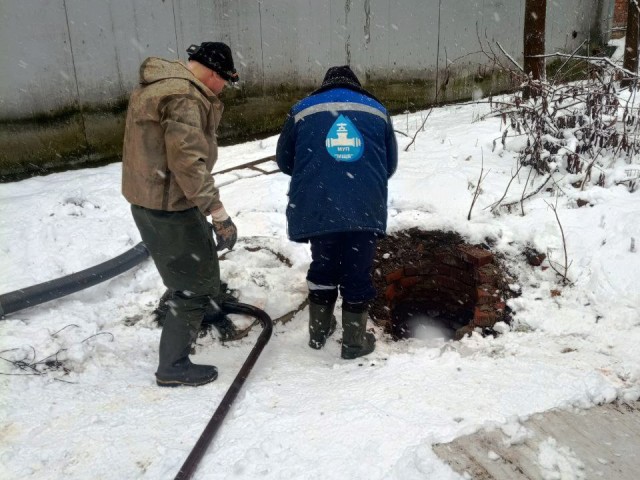 Канализационные засоры удалили коммунальщики на улицах в центре Пушкино
