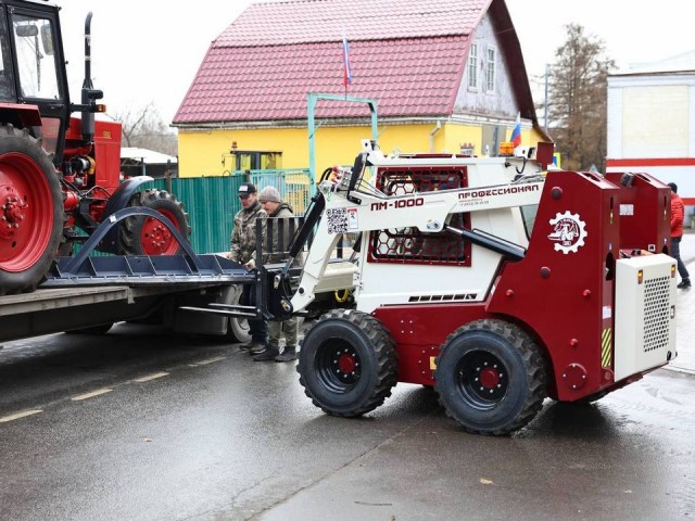 «Справляется за минуты»: новые мини-подрузчики вышли на борьбу со снегом в Мытищах