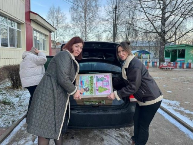 Своими руками: дошкольники и педагоги из детского сада «Звездочка» отправили праздничные посылки бойцам СВО