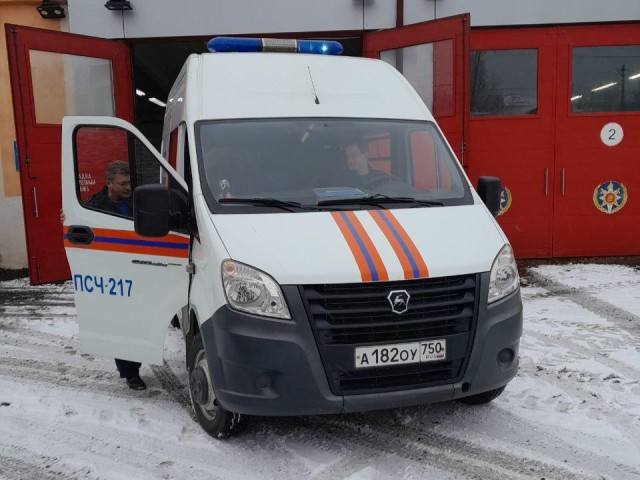 Когда лифт не помощник: спасатели Егорьевска помогли медикам госпитализировать пожилого мужчину