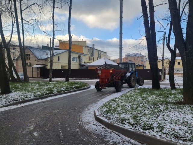 На борьбу с гололедом в Солнечногорске вышли десятки единиц техники
