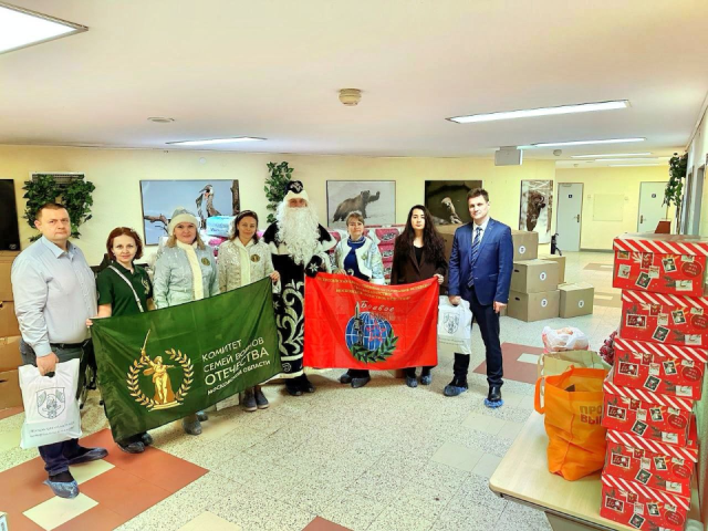 Бойцов в госпитале Вишневского с Новым годом поздравили добровольцы из Люберец