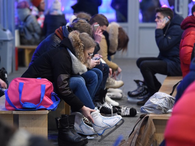 Рекордное количество человек вереницей прокатились на льду парка «Елочки»